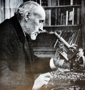 Ramón y Cajal trabajando en su laboratorio, pionero en el estudio de las células y la neurociencia. Historia de la biología celular