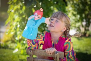 el valor del teatro en la educación - niña actuando