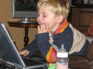 Educación y nuevas tecnologías - niño pequeño con un portátil