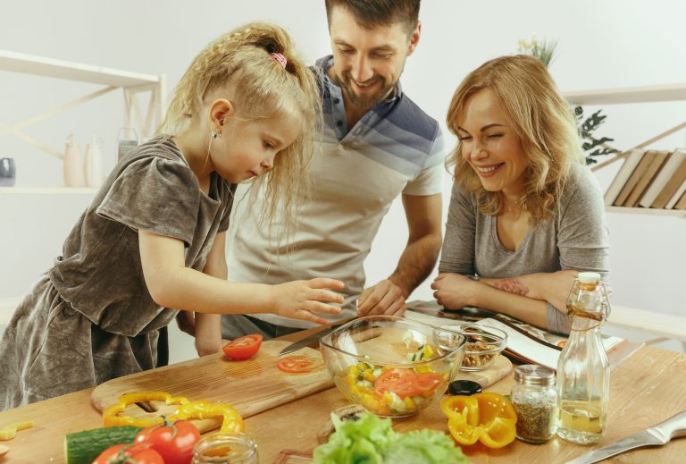 Familia cocinando recetas saludables para niños para comer sano después de Navidad.