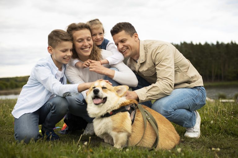 Familia cuidando a su mascota: un perro. Un animal doméstico al que cuidan y respetan