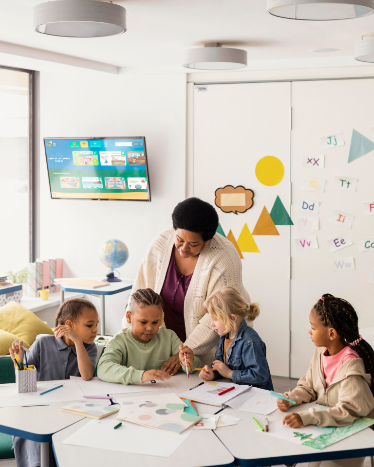 Niños dibujando en grupo como parte del método educativo híbrido de Happy Learning.