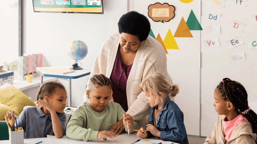 Niños dibujando en grupo como parte del método educativo híbrido de Happy Learning.