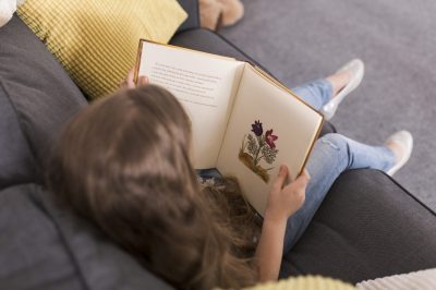 niña leyendo niña leyendo